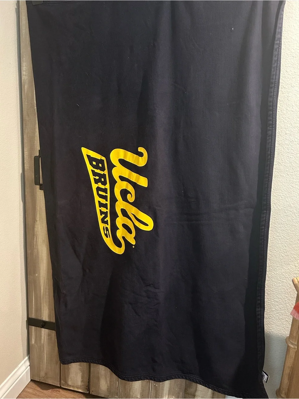 UCLA Sweatshirt Blanket, deep Navy.